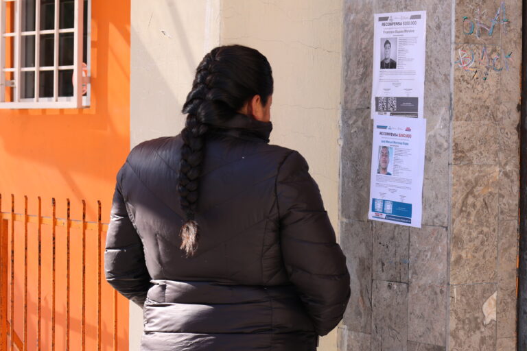 Pegan cédulas de búsqueda en Zona Centro